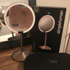 Simple human travel mirror with light sensor